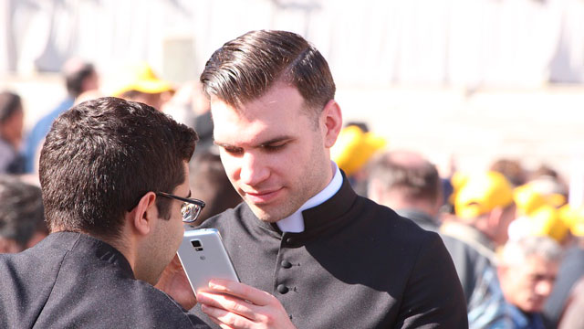 sacerdote-movil-640- Confesor GO