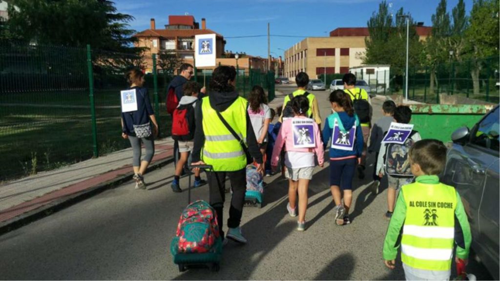 caminando al colegio