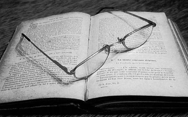 libro y gafas-La-Cabrera