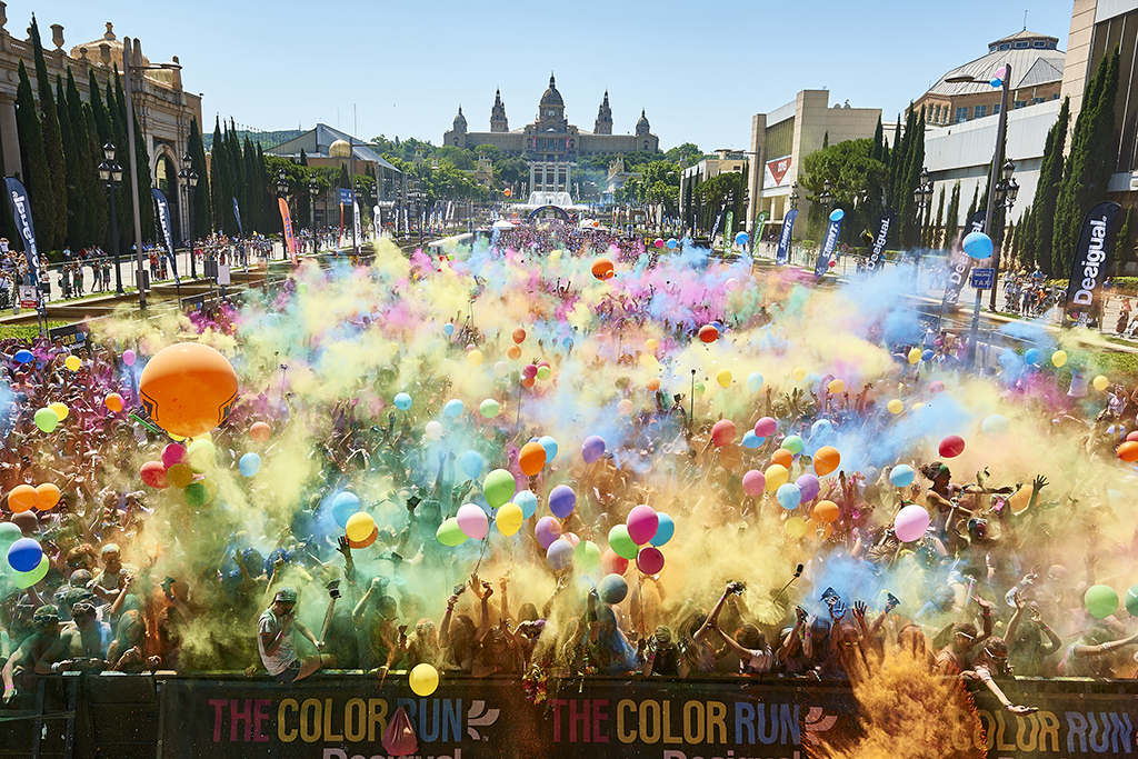 BARCELONA, SPAIN - JUNE 07: The Color Run by Desigual 2015 at Plaza de España on June 07, 2015 in Barcelona, Spain. (Photo by Manuel Queimadelos)
