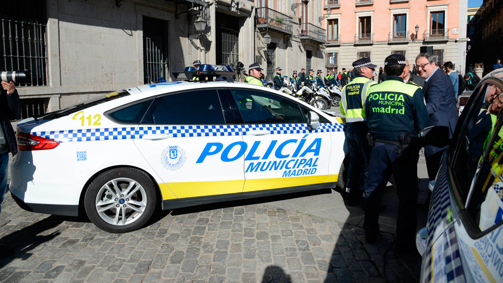 coche policía municipal Madrid uniforme
