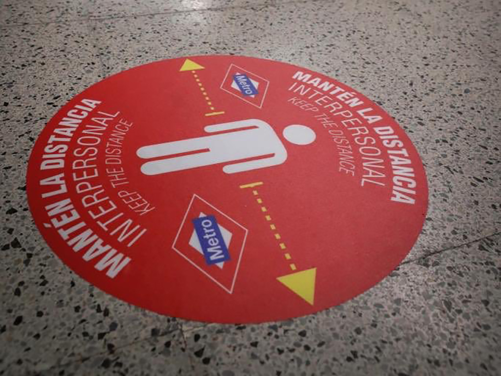 Metro de Madrid marca la distancia mínima de seguridad en el suelo ...
