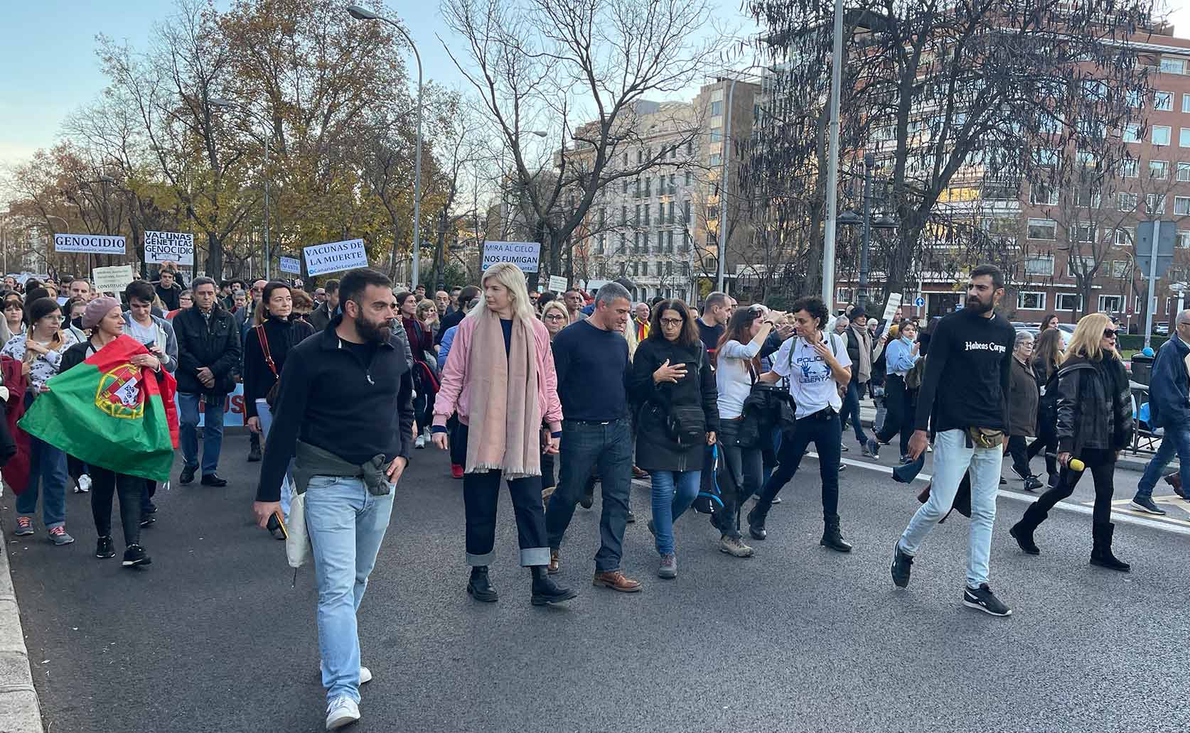 Miles de personas marchan en Madrid en contra de la vacunación infantil ...